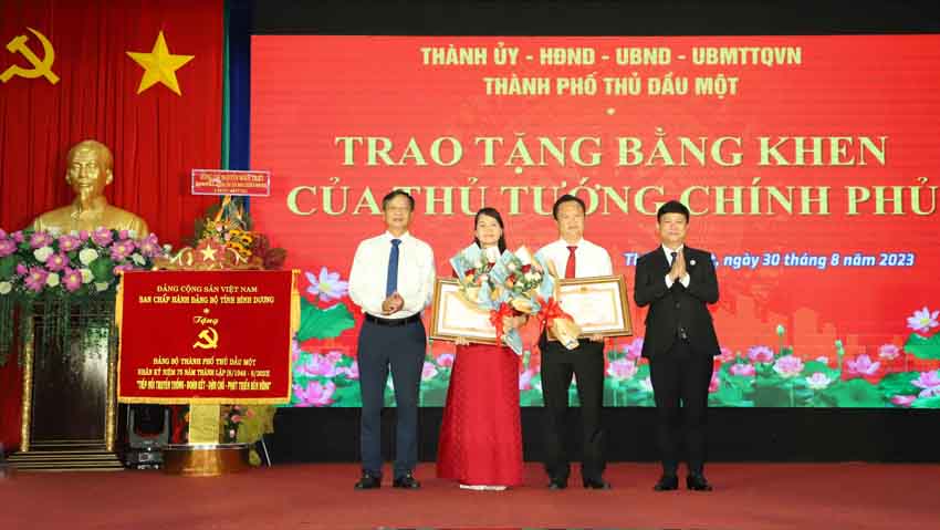 6; Thừa ủy quyền của Thủ tướng Chính phủ, ông Võ Văn Minh và ông Võ Văn Bá, Ủy viên Thường vụ, Trưởng Ban Nội chính Tỉnh ủy trao Bằng khen của Thủ tướng Chính phủ cho 2 tập thể có nhiều thành tích trong công tác phòng, chống dịch bệnh Covid-19 trên địa bàn tỉnh